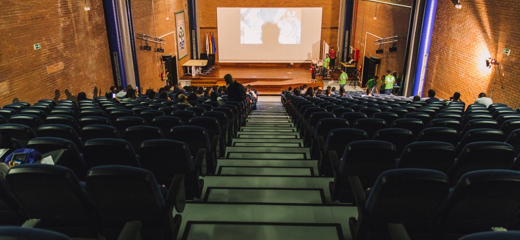 Auditorio de la Facultade de Ciencias Sociais e da Comunicación durante la WordCamp Pontevedra 2018